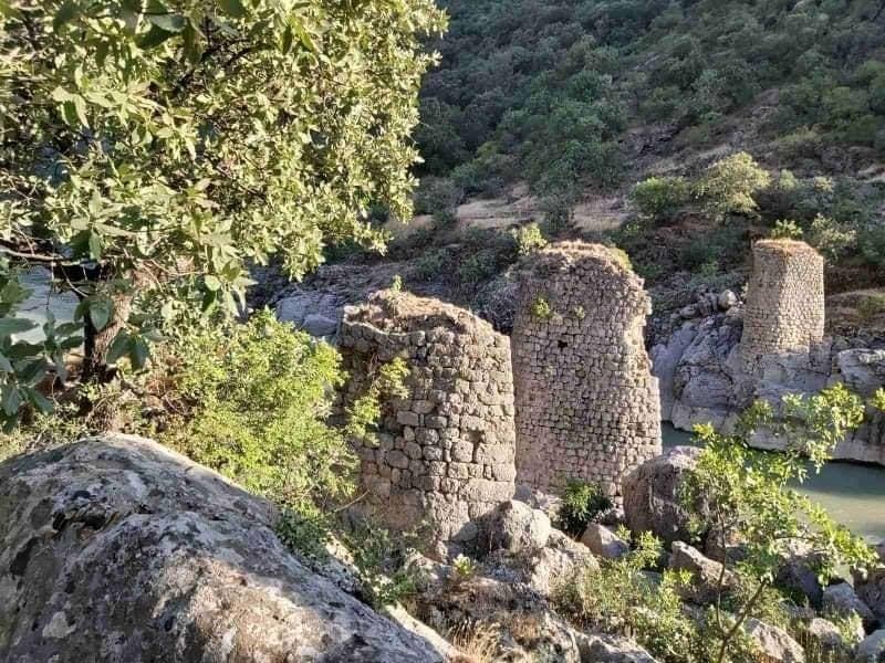 The remains of the old Kuchken Khalana Bridge built in 1717 that once connected Akre, Amedi, and Mergasur districts. (Photo: Kurmanj Nhili)